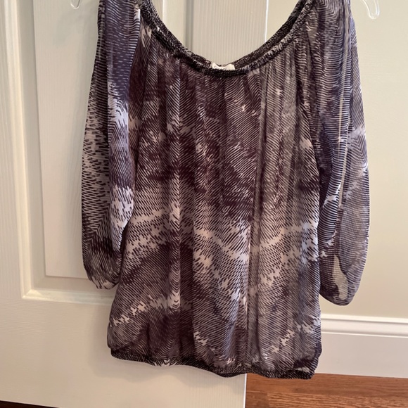 ♠️ Cache Cold Shoulder Top - Picture 2 of 5